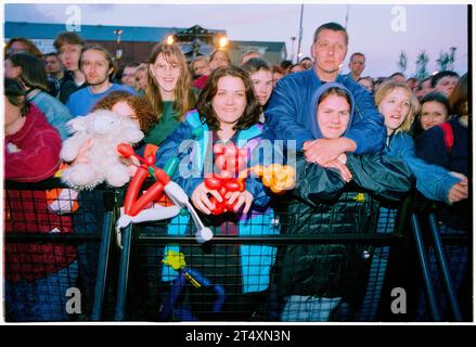 CROWD, CARDIFF, BIG NOISE, 1997 : The Crowd at BBC Big Noise Festival in Cardiff Bay, Cardiff, pays de Galles, UK le dimanche 11 mai, 1997. photo : Rob Watkins Banque D'Images