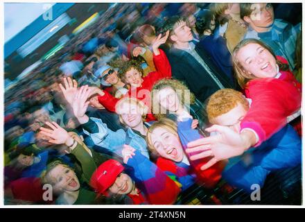 CROWD, CARDIFF, BIG NOISE, 1997 : The Crowd at BBC Big Noise Festival in Cardiff Bay, Cardiff, pays de Galles, UK le dimanche 11 mai, 1997. photo : Rob Watkins Banque D'Images