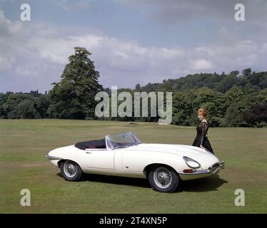 Première photo publicitaire de Jaguar E-type S1, Open Two-Seater, 3.8L, avec modèle en robe noire à manches en dentelle. Prise au Halesowen Golf Club le 21/8/19 Banque D'Images