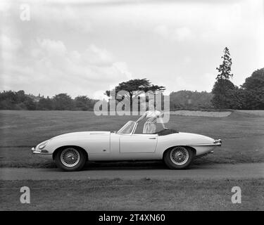 Première photo publicitaire de Jaguar E-type S1, Open Two-Seater, 3.8L, avec modèle en robe blanche. Prise au Halesowen Golf Club le 21/8/1961 Banque D'Images