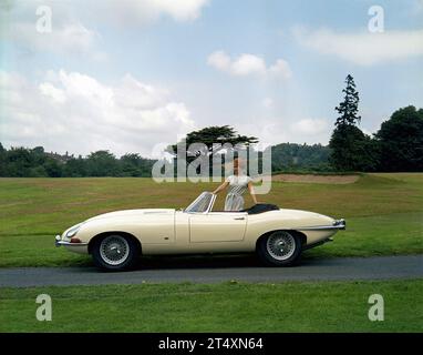 Première photo publicitaire de Jaguar E-type S1, Open Two-Seater, 3.8L, avec modèle en robe blanche au Halesowen Golf Club prise le 21/8/1961 Banque D'Images