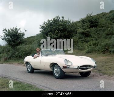 Première photo publicitaire de Jaguar E-type S1, Open Two-Seater, 3.8L, avec modèle en robe blanche. Prise au Halesowen Golf Club le 21/8/1961 Banque D'Images