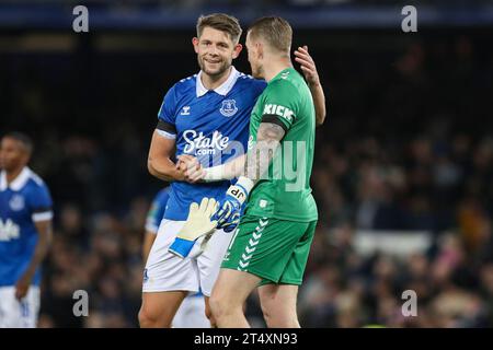 Liverpool, Royaume-Uni. 01 novembre 2023. Le défenseur d'Everton James Tarkowski (6 ans) serre la main et félicite le gardien d'Everton Jordan Pickford (1 ans) après avoir remporté 3-0 lors du match du 4e tour Everton FC contre Burnley FC, Carabao Cup à Goodison Park, Liverpool, Angleterre, Royaume-Uni le 1 novembre 2023 Credit : Every second Media/Alamy Live News Banque D'Images
