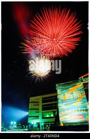 FEUX D'ARTIFICE, CARDIFF, BIG NOISE, 1997 : le feu d'artifice au point culminant du BBC Big Noise Festival dans la baie de Cardiff, Cardiff, pays de Galles, Royaume-Uni le dimanche 11 mai, 1997. photo : Rob Watkins Banque D'Images