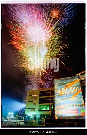 FEUX D'ARTIFICE, CARDIFF, BIG NOISE, 1997 : le feu d'artifice au point culminant du BBC Big Noise Festival dans la baie de Cardiff, Cardiff, pays de Galles, Royaume-Uni le dimanche 11 mai, 1997. photo : Rob Watkins Banque D'Images