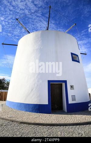 Ancien moulin à vent dans le village de Longueira, Odemira, Portugal Banque D'Images