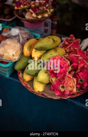 Une gamme colorée de fruits frais et de noix assorties présentés sur une table Banque D'Images
