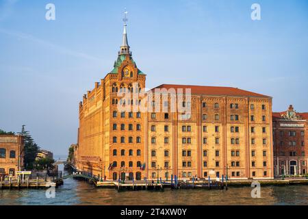 L'hôtel Hilton Molino Stucky sur la Giudecca vue du Canale della Giudecca à Venise, région de Vénétie, Italie Banque D'Images