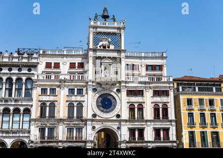 La Tour de l'horloge, Torre dell'Orologio, sur le côté nord de la Piazza San Marco à Venise, région de Vénétie, Italie Banque D'Images