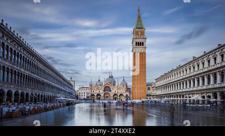 La Piazza San Marco, souvent connue en anglais comme la place Saint-Marc, est la principale place publique de Venise, en Italie. Banque D'Images