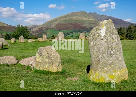 Vue depuis Castlerigg Stone Circle vers Blencathra en été près de Keswick Lake District National Park Cumbria England UK United Kingdom GB Banque D'Images