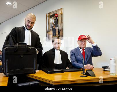 LA HAYE - avocat Hakan Kulcu, avocat Jorg van Mulken et président Arnold Karskens au tribunal de la Haye où Ongehoord Nederland (ON!) Traduit le conseil d'administration de l'OBNL en justice. Depuis le début de cette année, le radiodiffuseur est tenu de soumettre des rapports périodiques à l'OBNL. ACTIVÉ ! estime qu'il n'y a pas de base juridique pour cela et a donc engagé une procédure sommaire. ANP SEM VAN DER WAL pays-bas Out - belgique Out Banque D'Images