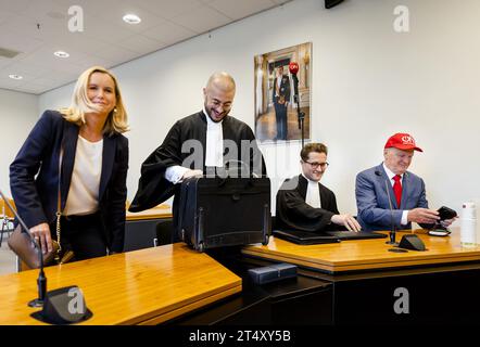 LA HAYE - la directrice Reinette Klever, l'avocat Hakan Kulcu, l'avocat Jorg van Mulken et le président Arnold Karskens au tribunal de la Haye où Ongehoord Nederland (ON!) Traduit le conseil d'administration de l'OBNL en justice. Depuis le début de cette année, le radiodiffuseur est tenu de soumettre des rapports périodiques à l'OBNL. ACTIVÉ ! estime qu'il n'y a pas de base juridique pour cela et a donc engagé une procédure sommaire. ANP SEM VAN DER WAL pays-bas Out - belgique Out Banque D'Images