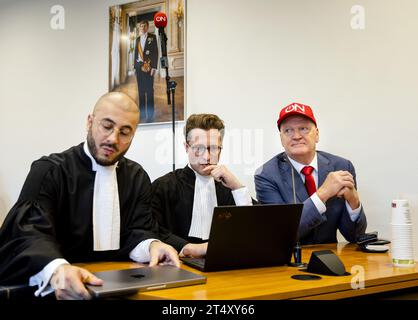 LA HAYE - avocat Hakan Kulcu, avocat Jorg van Mulken et président Arnold Karskens au tribunal de la Haye où Ongehoord Nederland (ON!) Traduit le conseil d'administration de l'OBNL en justice. Depuis le début de cette année, le radiodiffuseur est tenu de soumettre des rapports périodiques à l'OBNL. ACTIVÉ ! estime qu'il n'y a pas de base juridique pour cela et a donc engagé une procédure sommaire. ANP SEM VAN DER WAL pays-bas Out - belgique Out Banque D'Images