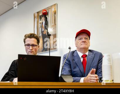 LA HAYE - l'avocat Jorg van Mulken et le président Arnold Karskens au tribunal de la Haye où Ongehoord Nederland (ON!) Traduit le conseil d'administration de l'OBNL en justice. Depuis le début de cette année, le radiodiffuseur est tenu de soumettre des rapports périodiques à l'OBNL. ACTIVÉ ! estime qu'il n'y a pas de base juridique pour cela et a donc engagé une procédure sommaire. ANP SEM VAN DER WAL pays-bas Out - belgique Out Banque D'Images