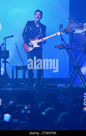 Miami, Floride, États-Unis. 31 octobre 2023. Park Do-joon du groupe de rock indépendant coréen THE ROSE se produit sur scène lors de la tournée Dawn to Dusk Tour au James L. Knight Center le 31 octobre 2023 à Miami, en Floride. Crédit : Mpi10/Media Punch/Alamy Live News Banque D'Images