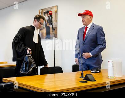 LA HAYE - l'avocat Jorg van Mulken et le président Arnold Karskens au tribunal de la Haye où Ongehoord Nederland (ON!) Traduit le conseil d'administration de l'OBNL en justice. Depuis le début de cette année, le radiodiffuseur est tenu de soumettre des rapports périodiques à l'OBNL. ACTIVÉ ! estime qu'il n'y a pas de base juridique pour cela et a donc engagé une procédure sommaire. ANP SEM VAN DER WAL pays-bas Out - belgique Out Banque D'Images