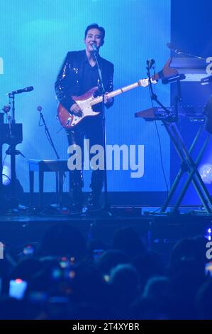MIAMI, FLORIDE - 31 OCTOBRE : Park do-joon du groupe de rock indépendant coréen THE ROSE joue sur scène lors de la tournée Dawn to Dusk au James L. Knight Center le 31 octobre 2023 à Miami, en Floride. Copyright : xmpi10x crédit : Imago/Alamy Live News Banque D'Images
