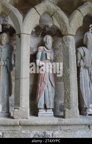 Chapelle de Kermaria an Isquit, statue médiévale de Saint Matthias sculpture sur bois, Plouha, Bretagne, Bretagne, France Banque D'Images