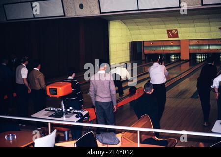 Homme dix quilles de bowling, Angleterre, Royaume-Uni 1962 Banque D'Images