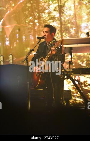 MIAMI , FLORIDE - 31 OCTOBRE : Park do-joon du groupe de rock indépendant coréen THE ROSE se produit sur scène lors de la tournée Dawn to Dusk au James L. Knight Center le 31 octobre 2023 à Miami, en Floride. Droit d'auteur : xmpi10x Banque D'Images