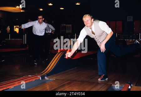 Homme dix quilles de bowling, Angleterre, Royaume-Uni 1962 Banque D'Images