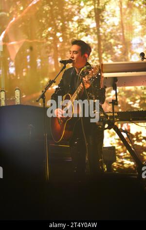 Miami, Floride, États-Unis. 31 octobre 2023. Park Do-joon du groupe de rock indépendant coréen THE ROSE se produit sur scène lors de la tournée Dawn to Dusk Tour au James L. Knight Center le 31 octobre 2023 à Miami, en Floride. Crédit : Mpi10/Media Punch/Alamy Live News Banque D'Images
