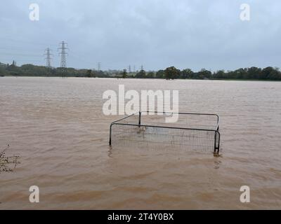 Les eaux de crue recouvrent un champ après que la rivière Clyde a débordé à Clyst Saint Mary, près d'Exeter, alors que la tempête Ciaran apporte des vents violents et de fortes pluies le long de la côte sud de l'Angleterre. L'Agence pour l'environnement a émis 54 avertissements où des inondations sont attendues, et un avertissement météorologique orange est en place avec des vents qui devraient atteindre 70 mph à 80 mph. Date de la photo : jeudi 2 novembre 2023. Banque D'Images