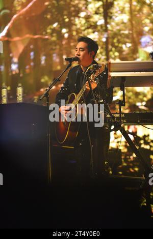 Miami, Floride, États-Unis. 31 octobre 2023. Park Do-joon du groupe de rock indépendant coréen THE ROSE se produit sur scène lors de la tournée Dawn to Dusk Tour au James L. Knight Center le 31 octobre 2023 à Miami, en Floride. Crédit : Mpi10/Media Punch/Alamy Live News Banque D'Images
