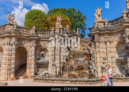 Dresde, Allemagne - 10 août 2023 : la fontaine dans le palais Zwinger à Dresde, Saxe. Banque D'Images