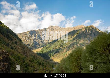 Collines de la vallée de Betaab une destination touristique populaire au Jammu-et-Cachemire, en Inde Banque D'Images