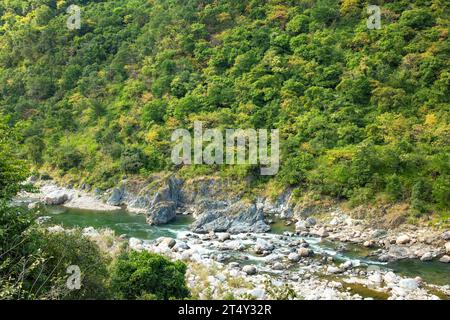 Rivière à Frogpoint, Jhulla tirer Garampani Khairna, chaîne de Bhowali, Uttarakhand, Inde Banque D'Images