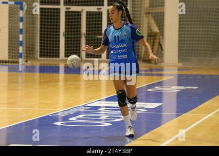 Oviedo, Espagne. 1 novembre 2023. Elena Martinez (11), joueuse de Lobas Global ATAC Oviedo, dribble le ballon lors de la 9e Journée de la Liga Guerreras Iberdrola entre Lobas Global ATAC Oviedo et Motive.co Gijon Balonmano la Calzada, le 1 novembre 2023, au Florida Arena Municipal Sports Center, à Oviedo, Espagne. (Photo Alberto Brevers/Pacific Press) crédit : Pacific Press Media production Corp./Alamy Live News Banque D'Images