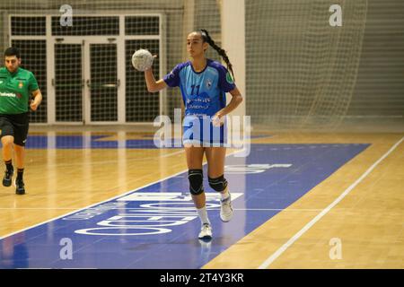 Oviedo, Espagne. 1 novembre 2023. Elena Martinez (11), joueuse de Lobas Global ATAC Oviedo, dribble le ballon lors de la 9e Journée de la Liga Guerreras Iberdrola entre Lobas Global ATAC Oviedo et Motive.co Gijon Balonmano la Calzada, le 1 novembre 2023, au Florida Arena Municipal Sports Center, à Oviedo, Espagne. (Photo Alberto Brevers/Pacific Press) crédit : Pacific Press Media production Corp./Alamy Live News Banque D'Images