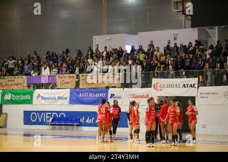 Oviedo, Espagne. 1 novembre 2023. Les joueurs de Motive.co Gijon Balonmano la Calzada célèbrent la victoire avec leurs fans lors de la 9e Journée de la Ligue Iberdrola Guerreras entre Lobas Global ATAC Oviedo et Motive.co Gijon Balonmano la Calzada, le 1 novembre 2023, au Florida Arena Municipal Sports Center, à Oviedo, Espagne. (Photo Alberto Brevers/Pacific Press) crédit : Pacific Press Media production Corp./Alamy Live News Banque D'Images