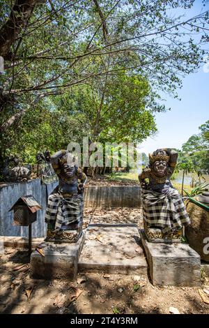 Un temple et un site abandonnés à Bali, en Indonésie. Un ancien parc aquatique et d'attractions qui est en cours de récupération par la nature. Pura Melanting Jambe Pule Banque D'Images