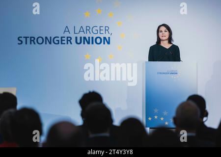 Berlin, Allemagne . 02 novembre 2023. Annalena Baerbock (Buendnis 90/les Verts), ministre fédérale des Affaires étrangères, a participé à la conférence "Une Union plus grande et plus forte" au ministère des Affaires étrangères à Berlin, le 2 novembre 2023. Crédit : dpa/Alamy Live News Banque D'Images