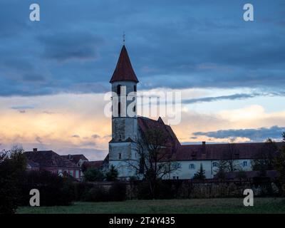 Église paroissiale de la ville, dédiée à St. Jean-Baptiste, heure bleue, Bad Radkersburg, Thermenland, Styrie, Autriche Banque D'Images