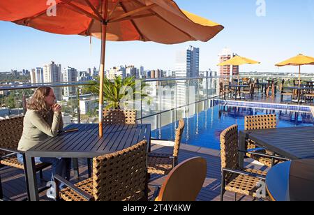 Vue sur la ville d'Iguazu depuis la terrasse sur le toit de l'hôtel Viale Tower, état de Parana, Brésil Banque D'Images