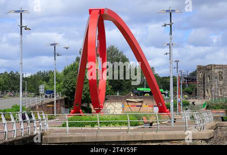 Vague d'acier sculpture par Peter Fink, Newport, Gwent, Galles du Sud . Banque D'Images