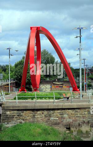 Vague d'acier sculpture par Peter Fink, Newport, Gwent, Galles du Sud . Banque D'Images