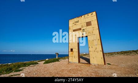 Super grand angle, œuvre d'art, Porta d'Europa, porte, Mémorial aux boat people noyés, ciel bleu sans nuages, juste à l'extérieur, ville de Lampedusa, île de Lampedusa Banque D'Images