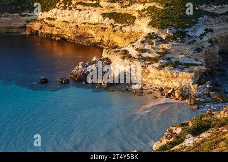 Île Rabbit, petites baies rocheuses, eau turquoise, Isola dei Conigli, Spiaggia dei Conigli, Riserva Naturale Orientata Isola di Lampedusa, Lampedusa Banque D'Images