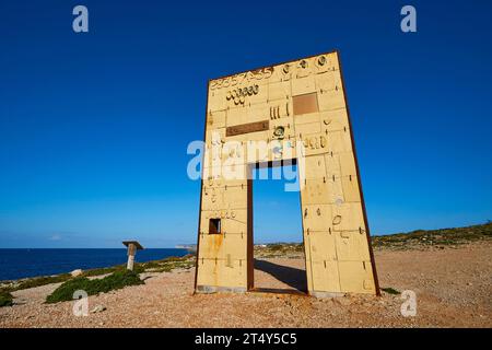 Super grand angle, œuvre d'art, Porta d'Europa, porte, Mémorial aux boat people noyés, ciel bleu sans nuages, juste à l'extérieur, ville de Lampedusa, île de Lampedusa Banque D'Images