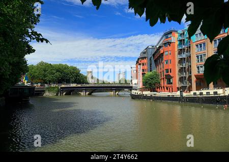 Vue en amont sur la rivière Avon de Welsh Retour vers Bristol Bridge, Castle Hill et St Peter's Church, Bristol. Banque D'Images