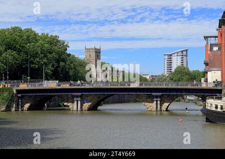 Vue en amont sur la rivière Avon de Welsh Retour vers Bristol Bridge, Castle Hill et St Peter's Church, Bristol. Banque D'Images