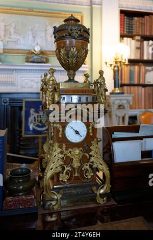 Vue intérieure, horloge, ancienne bibliothèque, Harewood House, Harewood, Angleterre, Grande-Bretagne Banque D'Images