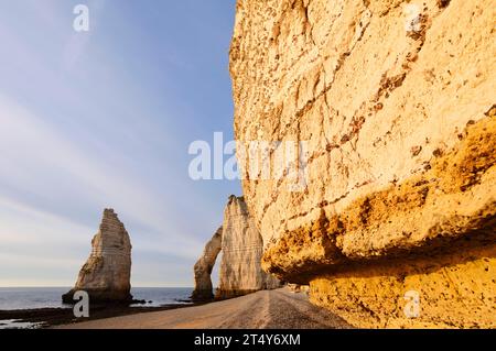 Falaise avec la porte rocheuse falaise d'aval et l'aiguille d'Etretat, Etretat, Côte d'Albâtre, Seine-Maritime, Normandie, France Banque D'Images