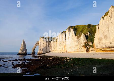 Falaise avec la porte rocheuse falaise d'aval et l'aiguille d'Etretat, Etretat, Côte d'Albâtre, Seine-Maritime, Normandie, France Banque D'Images