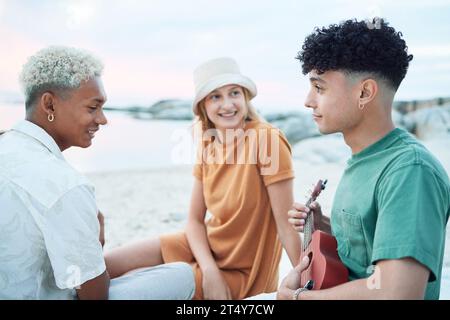 Guitare, détente et amis en vacances à la plage avec de la musique d'un musicien en Espagne pendant l'été. Heureux, jeunes et gens de voyage jouant ukulele Banque D'Images